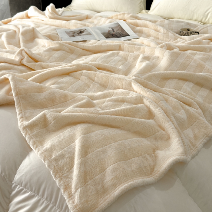 91家纺网 家纺一手货源 找家纺 春妮家纺 2024新款提花牛奶绒毛毯 米白