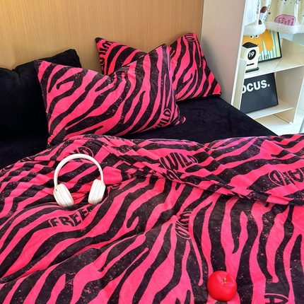 91家纺网 家纺一手货源 找家纺 春光里 2024新款牛奶绒印花混搭四件套