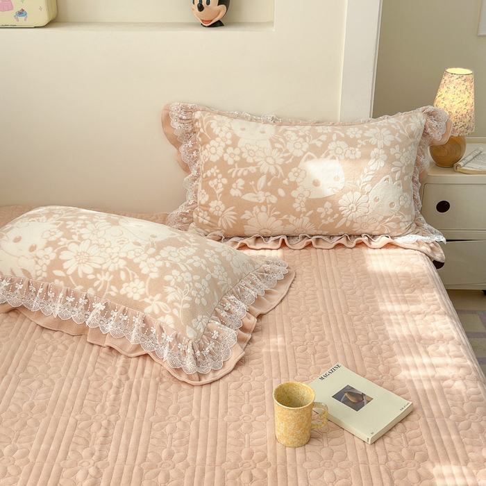 91家纺网 家纺一手货源 找家纺 淑女公社家纺 2024秋冬新款提花牛奶绒床盖款四件套 可爱猫 玉色