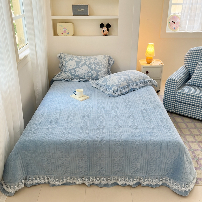 91家纺网 家纺一手货源 找家纺 淑女公社家纺 2024秋冬新款提花牛奶绒床盖款四件套 可爱猫 蓝色