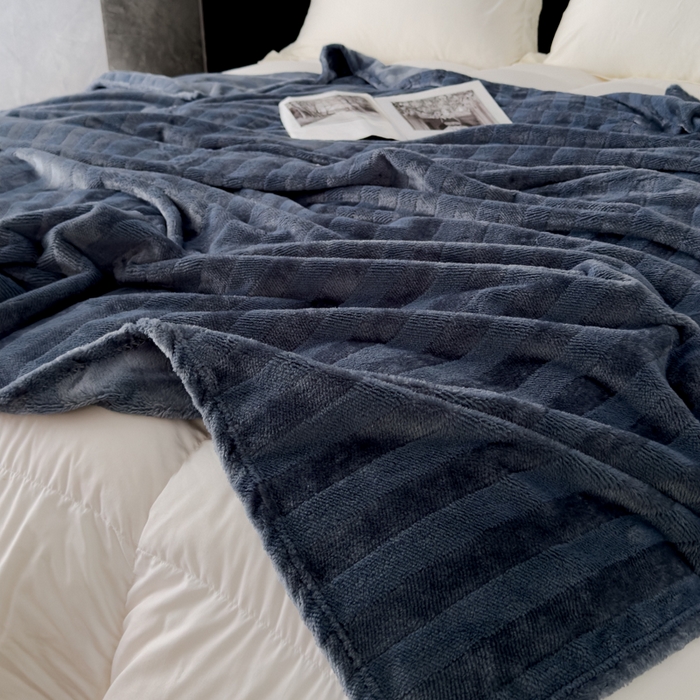 91家纺网 家纺一手货源 找家纺 春妮家纺 2024新款提花牛奶绒毛毯 蓝灰