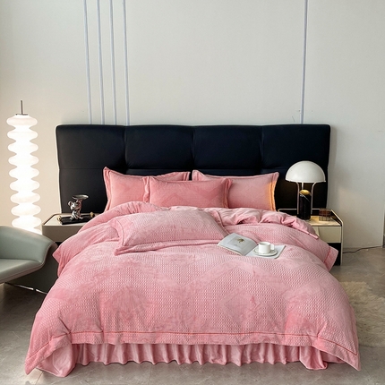 91家纺网 家纺一手货源 找家纺 美伦美焕 2024新款立体雕花压线四件套床盖四件套 胭脂红