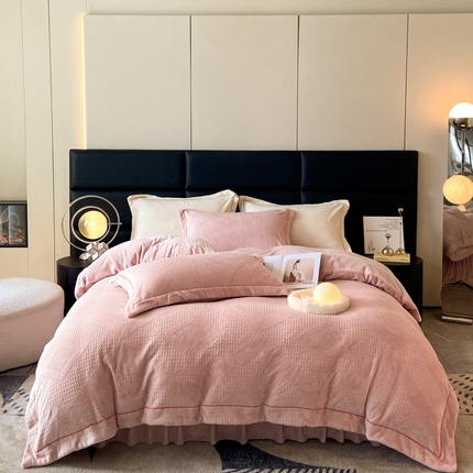 91家纺网 家纺一手货源 找家纺 美伦美焕 2024新款立体雕花压线四件套床盖四件套 皮粉