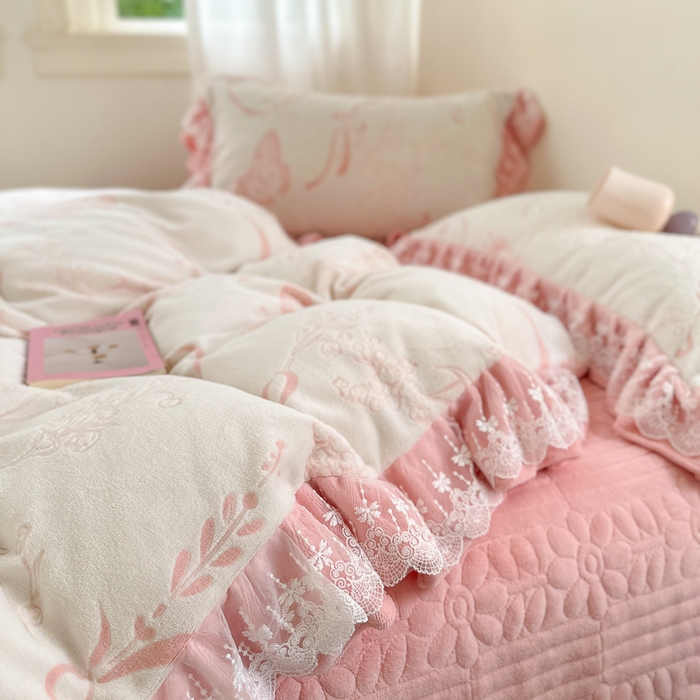 91家纺网 家纺一手货源 找家纺 淑女公社家纺 2024秋冬新款提花牛奶绒床盖款四件套 蝴蝶 豆沙粉