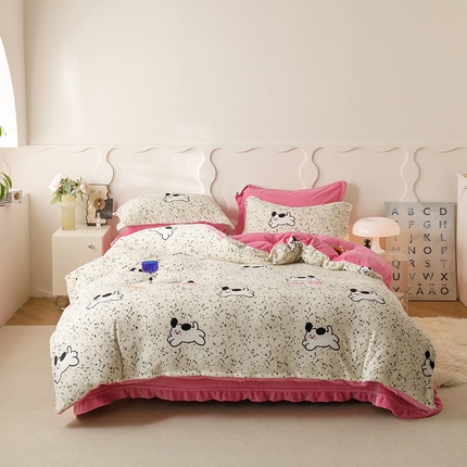 91家纺网 家纺一手货源 找家纺 富瑞阁 2024爆款牛奶绒花边床盖四件套多件套复古中式法式美拉德 斑点小狗
