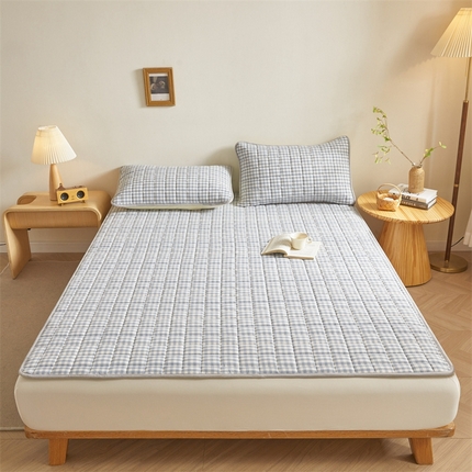 91家纺网 家纺一手货源 找家纺 伊人坊 2024新款全棉色织水洗棉床护垫 浅蓝小格