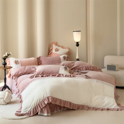 91家纺网 家纺一手货源 找家纺 佰织鑫家居 2024秋冬新款高克重全消光牛奶绒床盖款四件套爱丽丝系列 爱丽丝-浅豆沙