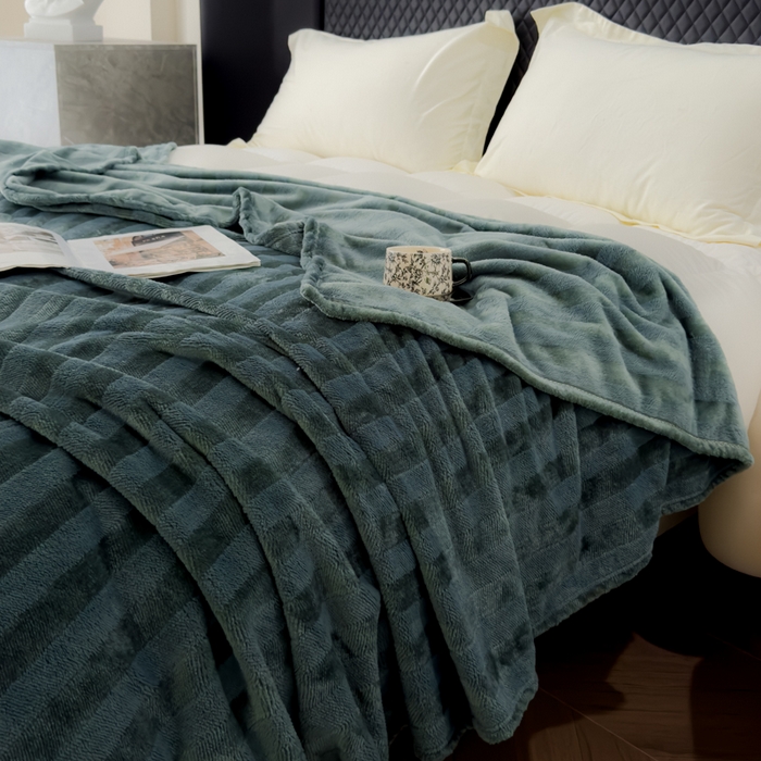 91家纺网 家纺一手货源 找家纺 春妮家纺 2024新款提花牛奶绒毛毯 品味蓝