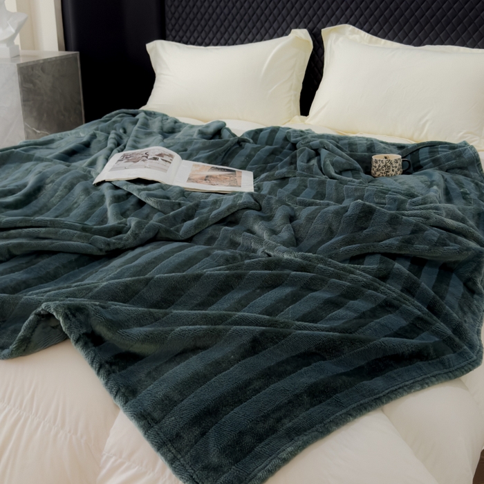 91家纺网 家纺一手货源 找家纺 春妮家纺 2024新款提花牛奶绒毛毯 品味蓝