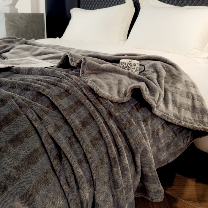 91家纺网 家纺一手货源 找家纺 春妮家纺 2024新款提花牛奶绒毛毯 条纹灰