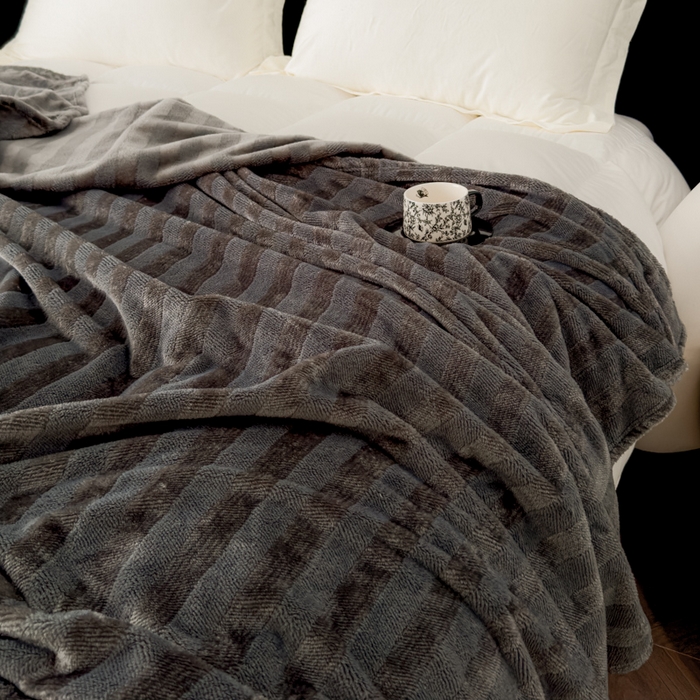 91家纺网 家纺一手货源 找家纺 春妮家纺 2024新款提花牛奶绒毛毯 条纹灰