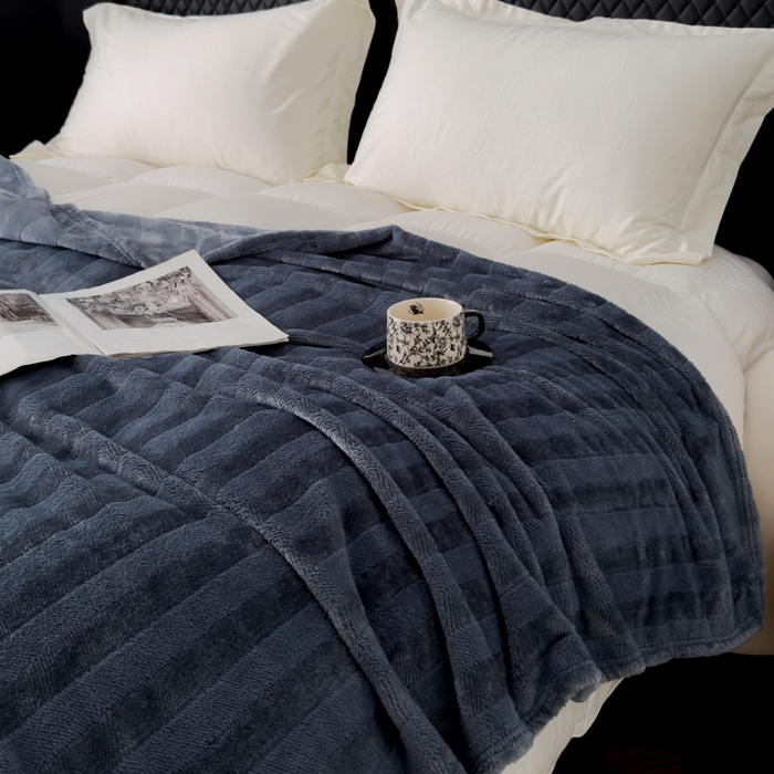 91家纺网 家纺一手货源 找家纺 春妮家纺 2024新款提花牛奶绒毛毯 蓝灰