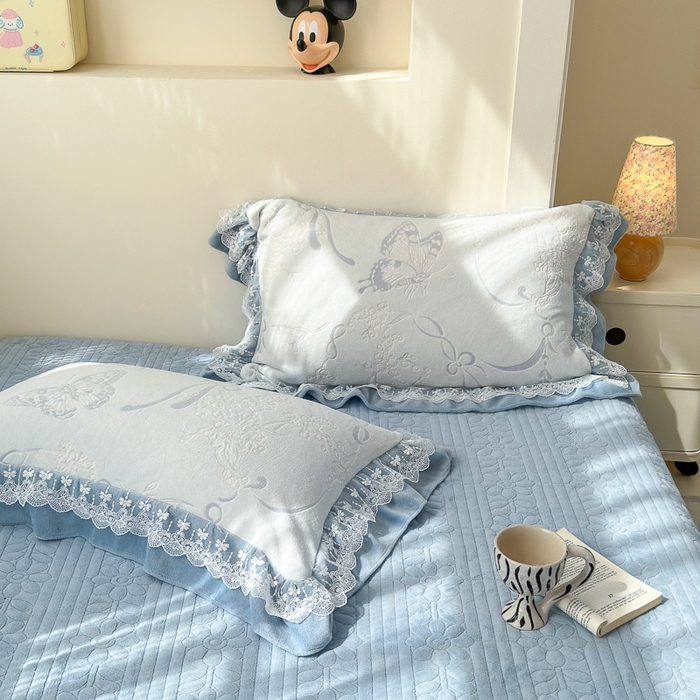 91家纺网 家纺一手货源 找家纺 淑女公社家纺 2024秋冬新款提花牛奶绒床盖款四件套 蝴蝶 蓝色