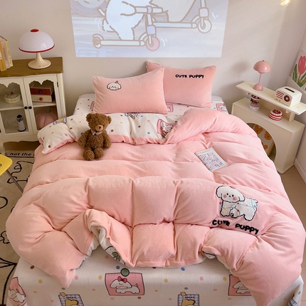 91家纺网 家纺一手货源 找家纺 乐童家纺 2024新款高克重牛奶绒小清新印＋绣系列四件套 可爱狗狗