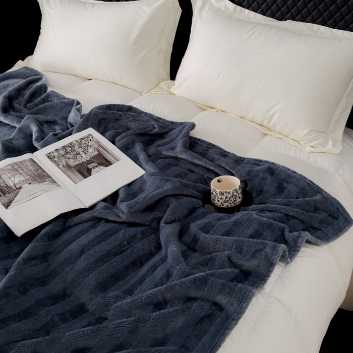 91家纺网 家纺一手货源 找家纺 春妮家纺 2024新款提花牛奶绒毛毯 蓝灰