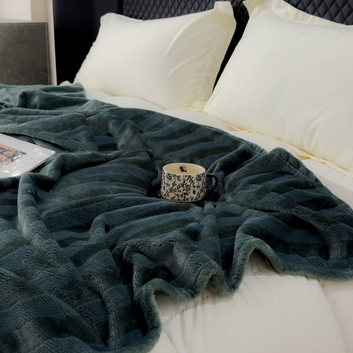 91家纺网 家纺一手货源 找家纺 春妮家纺 2024新款提花牛奶绒毛毯 品味蓝