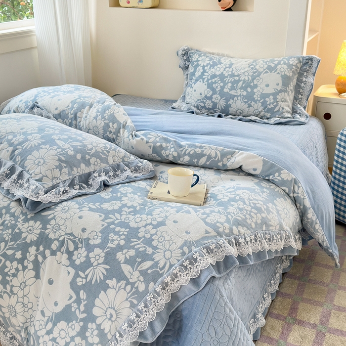 91家纺网 家纺一手货源 找家纺 淑女公社家纺 2024秋冬新款提花牛奶绒床盖款四件套 可爱猫 蓝色