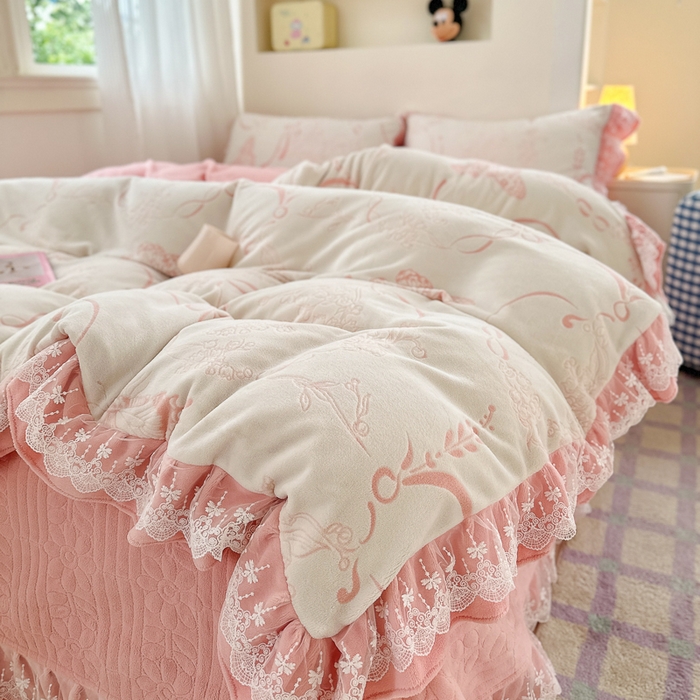 91家纺网 家纺一手货源 找家纺 淑女公社家纺 2024秋冬新款提花牛奶绒床盖款四件套 蝴蝶 豆沙粉