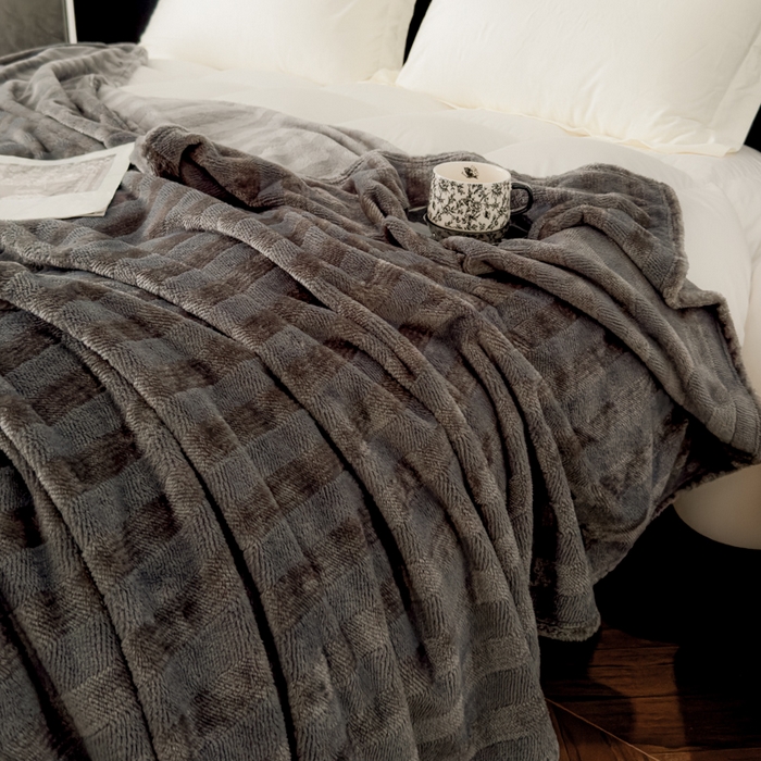 91家纺网 家纺一手货源 找家纺 春妮家纺 2024新款提花牛奶绒毛毯 条纹灰