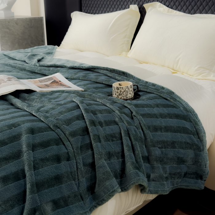 91家纺网 家纺一手货源 找家纺 春妮家纺 2024新款提花牛奶绒毛毯 品味蓝