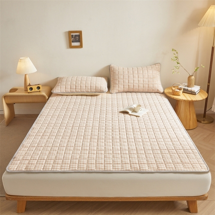 91家纺网 家纺一手货源 找家纺 伊人坊 2024新款全棉色织水洗棉床护垫 咖粉小格