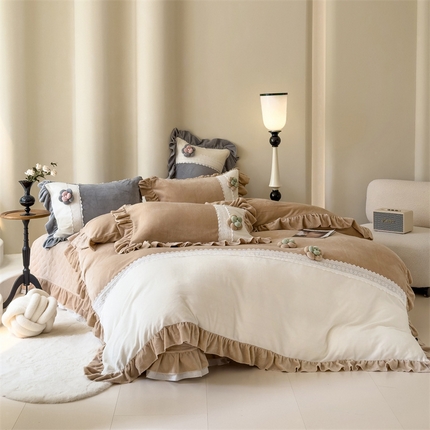 91家纺网 家纺一手货源 找家纺 佰织鑫家居 2024秋冬新款高克重全消光牛奶绒床盖款四件套爱丽丝系列 爱丽丝-奶茶咖