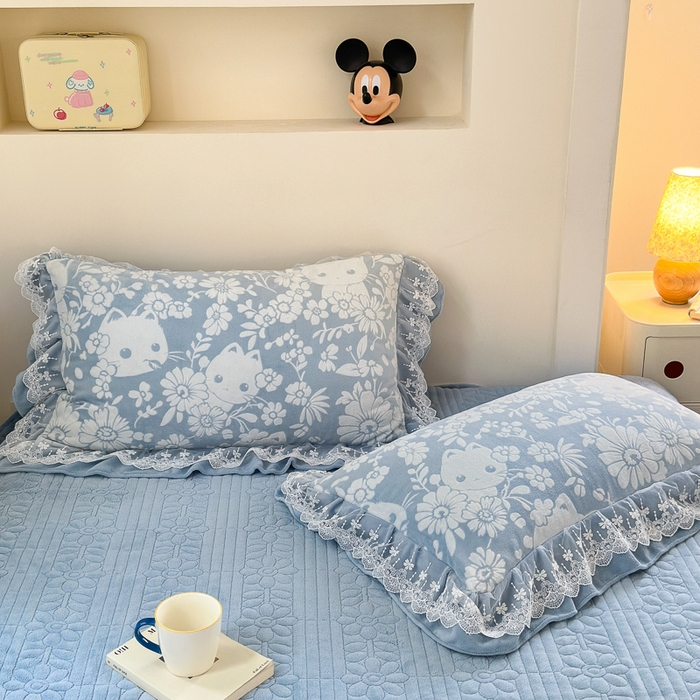 91家纺网 家纺一手货源 找家纺 淑女公社家纺 2024秋冬新款提花牛奶绒床盖款四件套 可爱猫 蓝色