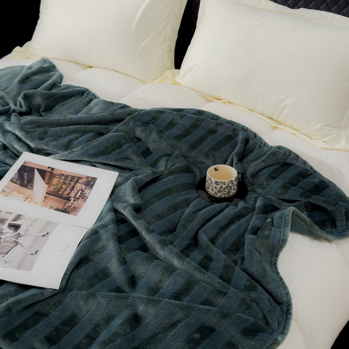 91家纺网 家纺一手货源 找家纺 春妮家纺 2024新款提花牛奶绒毛毯 品味蓝