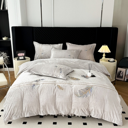 91家纺网 家纺一手货源 找家纺 （总）雪夫人 2024新款加厚宝宝绒刺绣床裙款四件套-羽毛