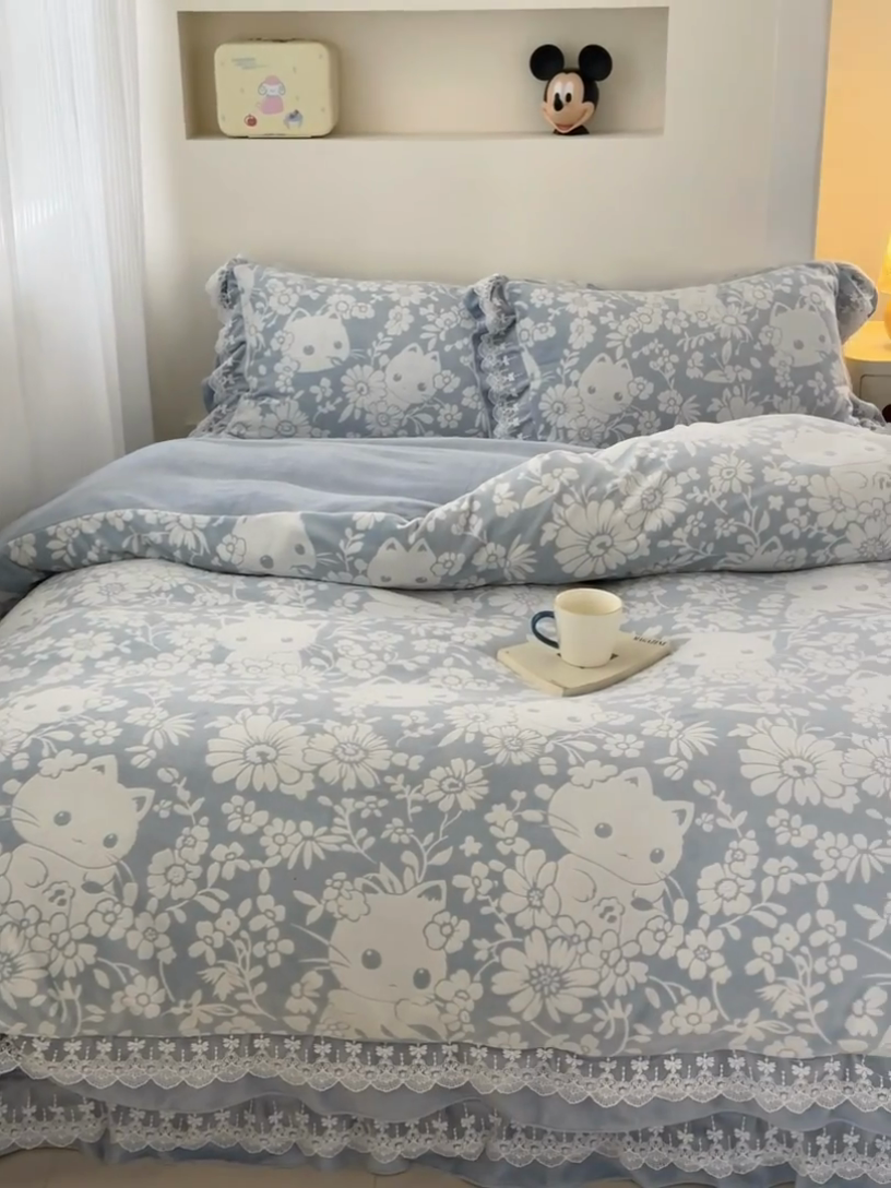 91家纺网 家纺一手货源 找家纺 淑女公社家纺 2024秋冬新款提花牛奶绒床盖款四件套 可爱猫 蓝色