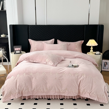 91家纺网 家纺一手货源 找家纺 （总）雪夫人 2024新款加厚宝宝绒蕾丝刺绣床裙款四件套-花颜