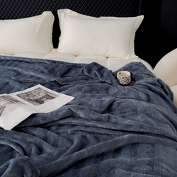 91家纺网 家纺一手货源 找家纺 春妮家纺 2024新款提花牛奶绒毛毯 蓝灰,蓝灰