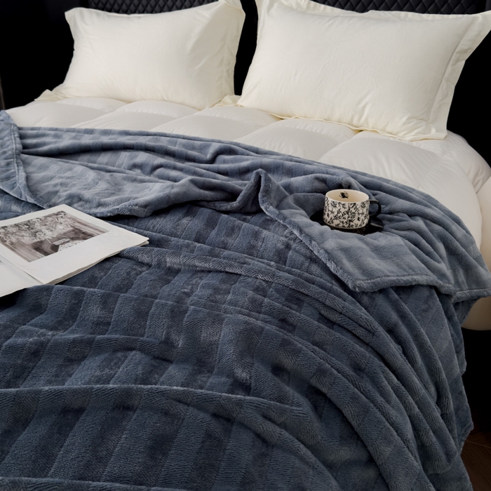 91家纺网 家纺一手货源 找家纺 春妮家纺 2024新款提花牛奶绒毛毯 蓝灰