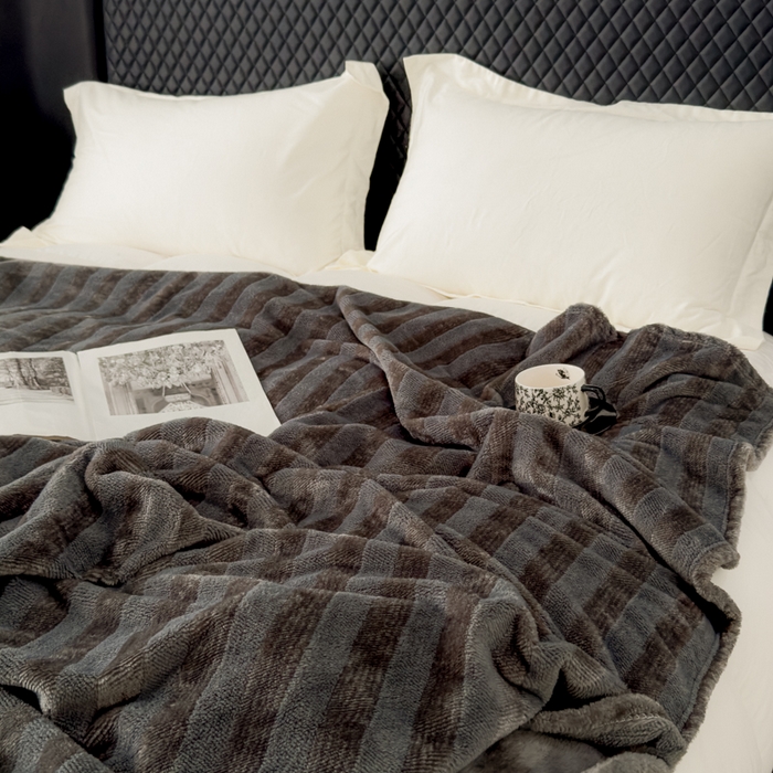 91家纺网 家纺一手货源 找家纺 春妮家纺 2024新款提花牛奶绒毛毯 条纹灰