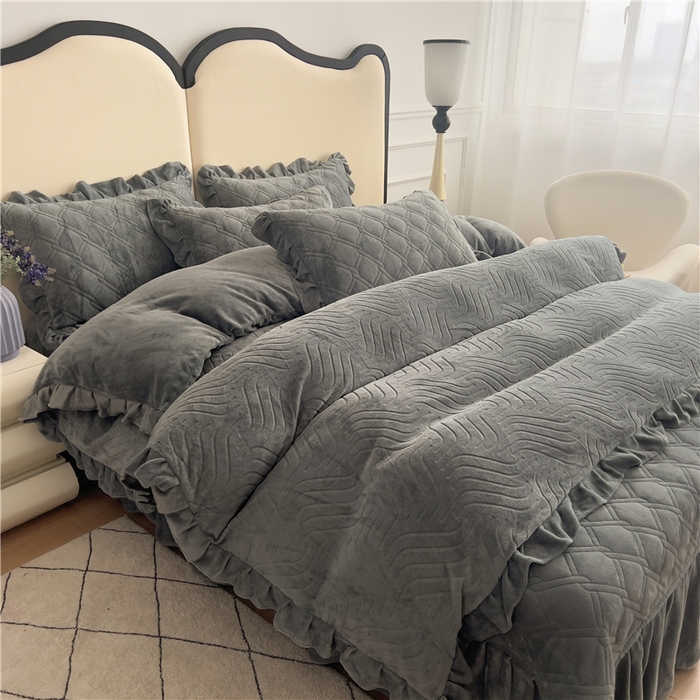 91家纺网 家纺一手货源 找家纺 十个点家纺 2024新款牛奶绒夹棉床盖四件套-唯美系列 唯美-深灰
