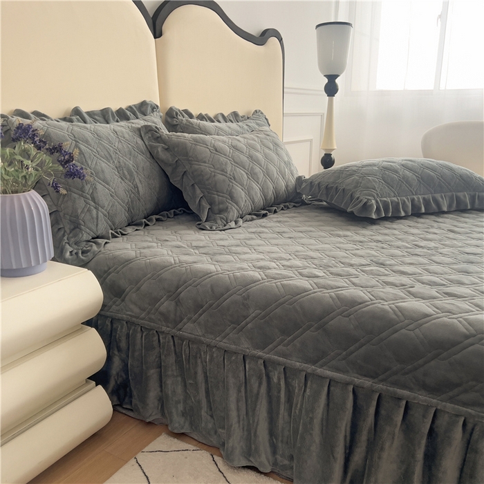 91家纺网 家纺一手货源 找家纺 十个点家纺 2024新款牛奶绒夹棉床盖三件套-唯美系列 唯美-深灰