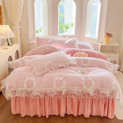 91家纺网 家纺一手货源 找家纺 麒豆豆 2024新款雕花绒床裙四件套-浪漫印记 浪漫印记-嫩粉