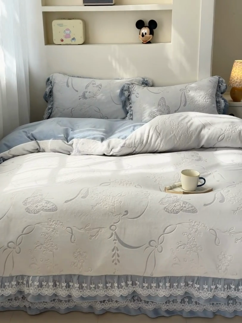 91家纺网 家纺一手货源 找家纺 淑女公社家纺 2024秋冬新款提花牛奶绒床盖款四件套 蝴蝶 蓝色