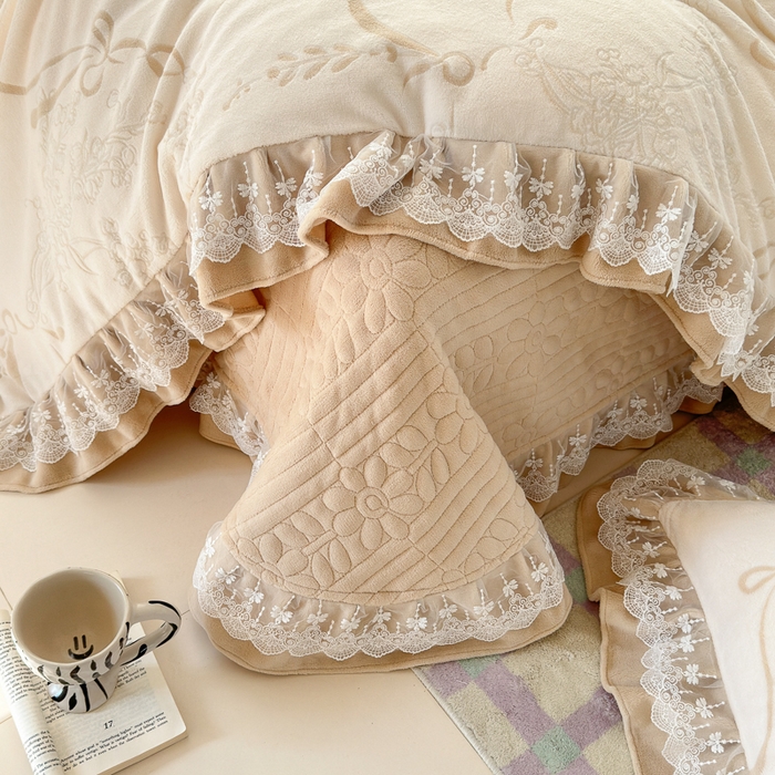 91家纺网 家纺一手货源 找家纺 淑女公社家纺 2024秋冬新款牛奶绒花朵床盖三件套 卡其