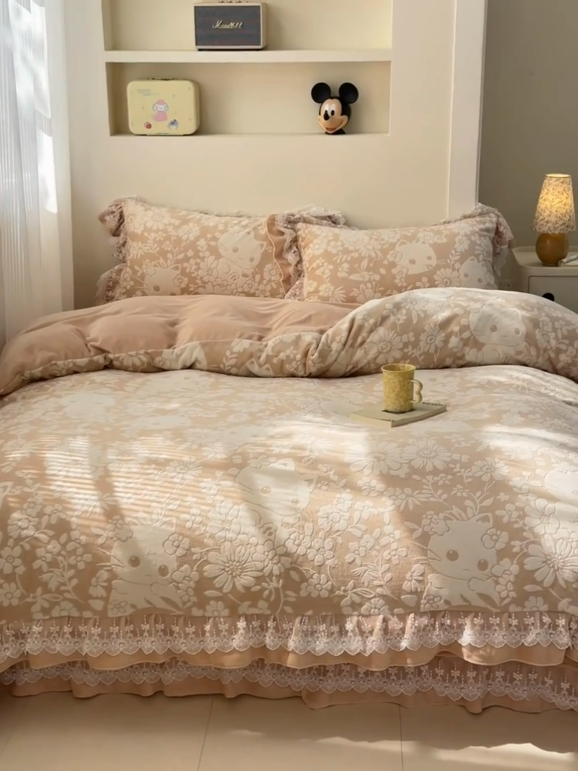 91家纺网 家纺一手货源 找家纺 淑女公社家纺 2024秋冬新款提花牛奶绒床盖款四件套 可爱猫 玉色