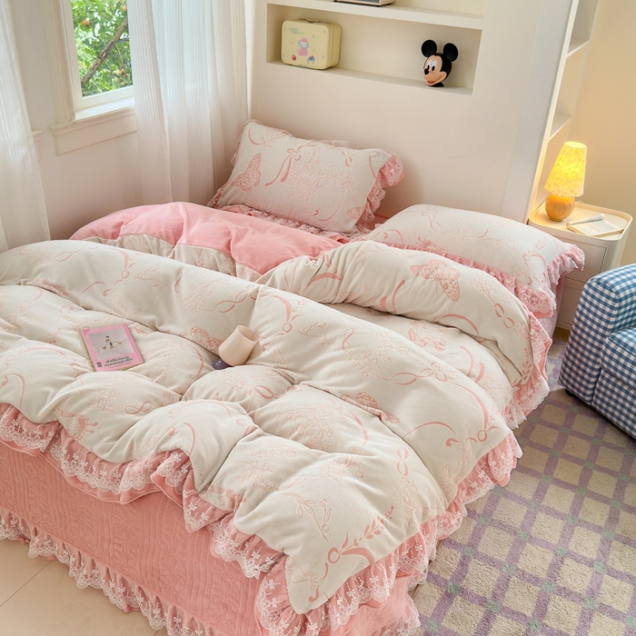 91家纺网 家纺一手货源 找家纺 淑女公社家纺 2024秋冬新款提花牛奶绒床盖款四件套 蝴蝶 豆沙粉