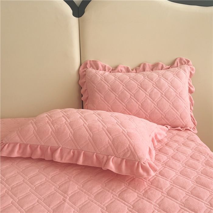 91家纺网 家纺一手货源 找家纺 十个点家纺 2024新款牛奶绒夹棉床盖三件套-唯美系列 唯美-蜜桃粉