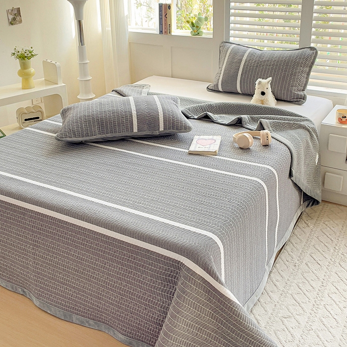 91家纺网 家纺一手货源 找家纺 羽爱家纺 2024新款全棉色织水洗宝宝绒床盖三件套 记忆灰