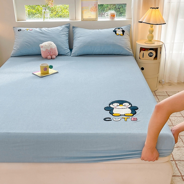 91家纺网 家纺一手货源 找家纺 3C 2024新款全棉色织水洗棉可爱毛巾绣床笠 企鹅-蓝