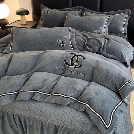 言熙居 2024新款加厚刺绣牛奶绒床盖纯色刺绣四件套 山茶花-灰