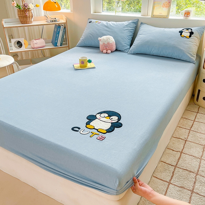 91家纺网 家纺一手货源 找家纺 3C 2024新款全棉色织水洗棉可爱毛巾绣床笠 企鹅-蓝