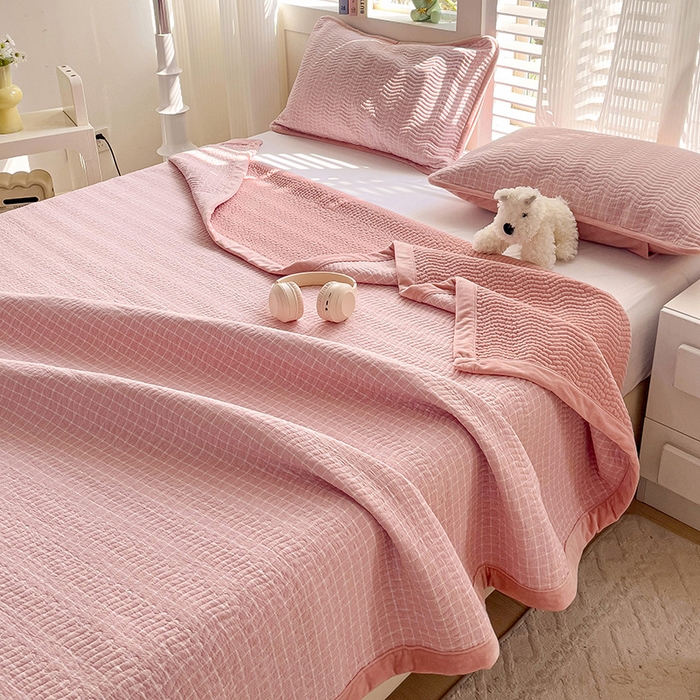 91家纺网 家纺一手货源 找家纺 羽爱家纺 2024新款全棉色织水洗宝宝绒床盖三件套 樱花格