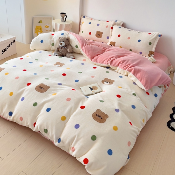 91家纺网 家纺一手货源 找家纺 乐童家纺 2024新款跑量款牛奶绒床裙四件套 活力熊