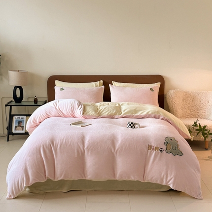 万盛家纺 2025新款卡通贴补绣牛奶绒四件套 恐龙-悠悠粉-奶油黄
