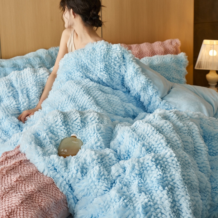 91家纺网 家纺一手货源 找家纺 安哆啦家纺 2024新款高克重10斤轻奢托斯卡纳兔毛绒喷花泡泡牛奶绒四件套 喷花-天空蓝